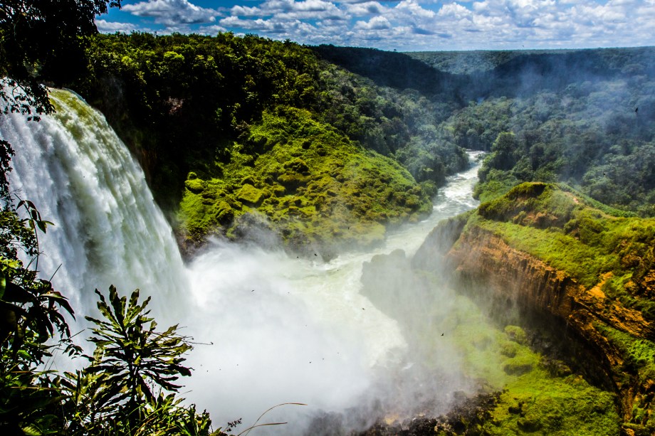 Outro ponto alto da Rota dos Parecis é o Salto Utiariti, grande cachoeira do rio Papagaios. Ela tem queda de aproximadamente 90 metros e muita, muita água! Ela fica dentro da aldeia Utiariti e é um dos saltos mais imponentes do Mato Grosso (e olha que não faltam cachoeiras no estado).