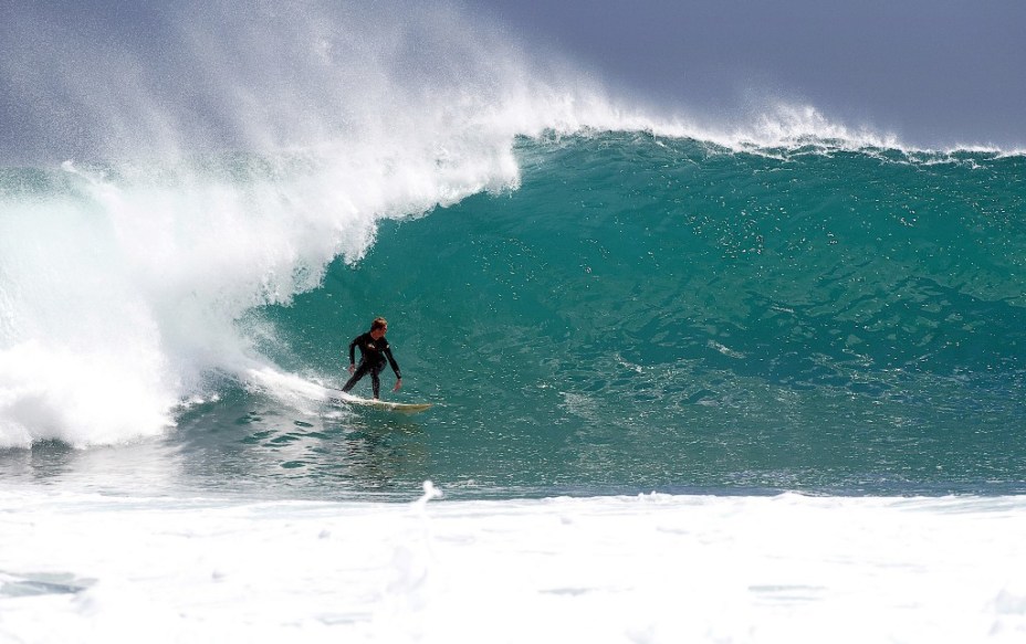 Os australianos amam esportes como o rúgbi, críquete e o violento aussie rules, mas sua influência na cultura do surfe tem presença global. Marcas internacionais como Quiksilver, Billabong e Rip Curl, além de lendas do esporte como Mick Fanning, Damien Hardman e Tom Carroll surgiram em praias australianas como Kalbarri, na Costa Ocidental