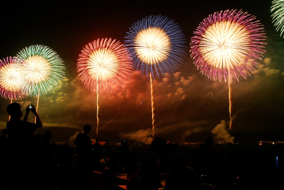 <strong>Fogos de artifício</strong>No revéillon do <a href="https://viajeaqui.abril.com.br/paises/japao" rel="Japão" target="_blank">Japão</a>, o som que impera é o dos sinos dos templos budistas e santuários xintoístas. Fogos de artifício são coisa para o verão, quando festivais primorosamente produzidos atraem multidões. Dentre os mais famosos estão os do rio Sumida, em <a href="https://viajeaqui.abril.com.br/cidades/japao-toquio" rel="Tóquio" target="_blank">Tóquio</a>, e o Grande Festival de Nagaoka (foto), província de Niigata, considerado o melhor do país