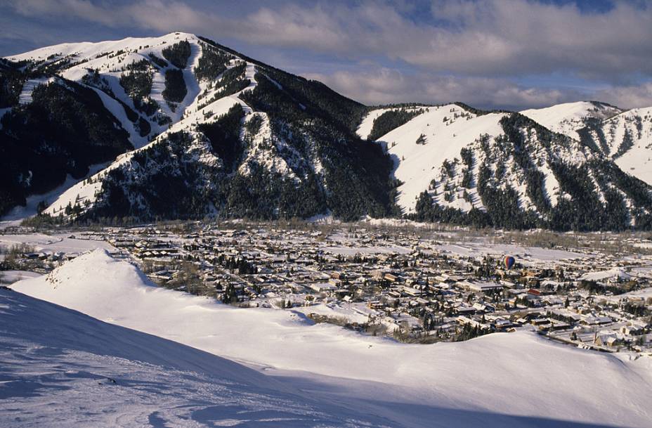 <strong>Ketchum, Idaho, Estados Unidos</strong><br />        O teleférico do Ketchum’s Sun Valley foi o primeiro do mundo quando aberto em 1936 nas Montanhas Rochosas. Sun Valley é ideal para quem quer aprender com escola de esqui. Já quem leva o esporte mais a sério deve rumar à Bald Mountain, com 1.036 metros verticais de descidas. Snowboarders gostam de não haver terrenos planos, e os rápidos teleféricos não deixam ninguém esperando na fila. Longe de grandes centros populacionais, Ketchum nunca fica abarrotada