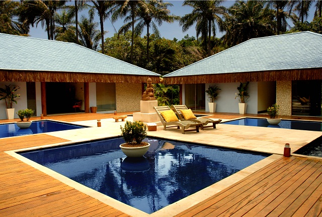 <strong>KIAROA ECO-LUXURY</strong>    Na ponta da península de Maraú, na <a href="https://viajeaqui.abril.com.br/estados/br-bahia" rel="Bahia">Bahia</a>, a isolada <a href="https://viajeaqui.abril.com.br/cidades/br-ba-barra-grande" rel="Barra Grande">Barra Grande</a> se orgulha de seu exclusivo <a href="https://viajeaqui.abril.com.br/estabelecimentos/br-ba-barra-grande-hospedagem-kiaroa-eco-luxury-resort" rel="Kiaroa Eco- Luxury Resort ">Kiaroa Eco- Luxury Resort </a>, o melhor da região pelo GUIA BRASIL 2014. As cinco noites são em quartos com amenities L’Occitane e roupões Trussardi, a poucos passos da praia. Espere o melhor do serviço, que inclui espumante no café.    <strong>Quando:</strong> Em março <strong>Quem leva:</strong> A <a href="https://www.calcos.com.br/?redir=1" rel="Calcos" target="_blank">Calcos</a> (11 2713-5800) <strong>Quanto:</strong> R$ 3 796 (sem aéreo) - <a href="https://kiaroa.com.br/eco-luxury-resort-pt-br/resort-na-bahia.php" rel="kiaroa.com.br" target="_blank">kiaroa.com.br</a>