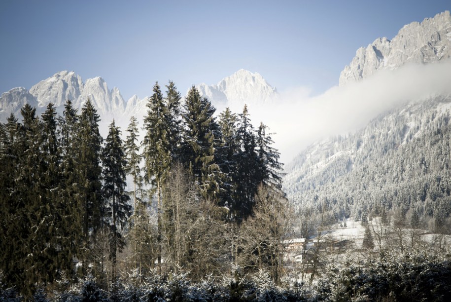 <strong>Kitzbühel, Áustria</strong><br />        Kitzbühel é uma clássica cidade medieval transformada em point de esqui famoso internacionalmente. É tão deslumbrante que nem parece um destino de verdade. Mas, não só é real, como abriga a mais cênica e extensa área de esqui dos Alpes. A cidade romântica é cheia de vielinhas e, à noite, fica ainda mais espirituosa quando os barzinhos chiques e baladas aumentam o volume da música. É possível visitar a montanha principal diretamente da cidade por uma rede de teleféricos, com acesso às redondezas, o que torna facílimo descer nas vilas vizinhas sem nem tirar o esqui do pé