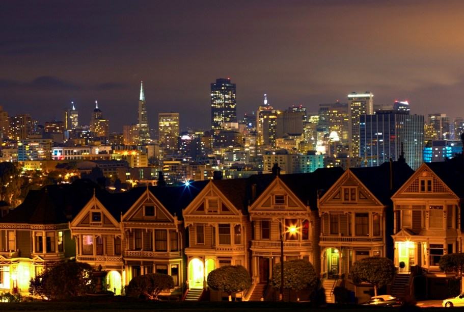 <strong>San Francisco, Califórnia</strong><br />  ... como <a href="https://viajeaqui.abril.com.br/cidades/estados-unidos-san-francisco" rel="San Francisco">San Francisco</a>, a mais contestadora cidade americana, um paiol de ideias sobre a contracultura e os direitos humanos. Bem próxima ao epicentro gay da cidade, Castro, fica a antiga missão franciscana estabelecida pelos espanhóis, no século 18. Com o intuito de arrebanhar fiéis e levar a palavra de Cristo ao Novo Mundo, sacerdotes penetraram fundo em territórios pouco desbravados, construindo colégios, igrejas e vilas, como as vistas no Brasil...