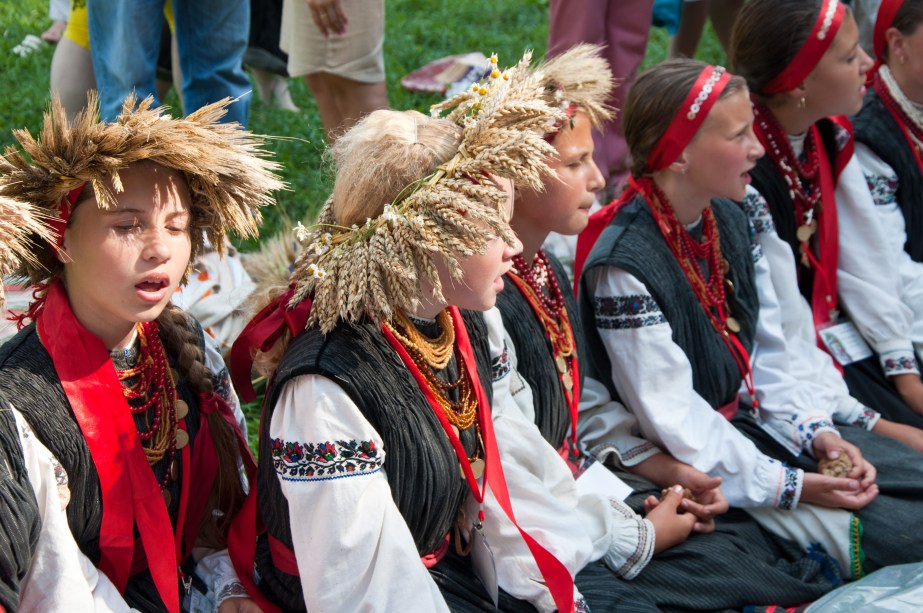 Um dos mais importantes feriados na <strong>Ucrânia</strong> é o <strong>Ivan Kupala</strong> (Ivan é João, em russo), celebrado no dia de <strong>São João</strong> (24 de junho). O festival é repleto de cerimônias e ritos pagãos, envolvendo fogo, água, fertilidade e purificação. As mulheres fazem guirlandas de flores e usam durante a festa. Ao final, se dirigem para um riacho e as colocam na água para ter uma visão de seu futuro amado. Os homens entram na água para pegar as guirlandas, na esperança de atrair a atenção de alguma donzela