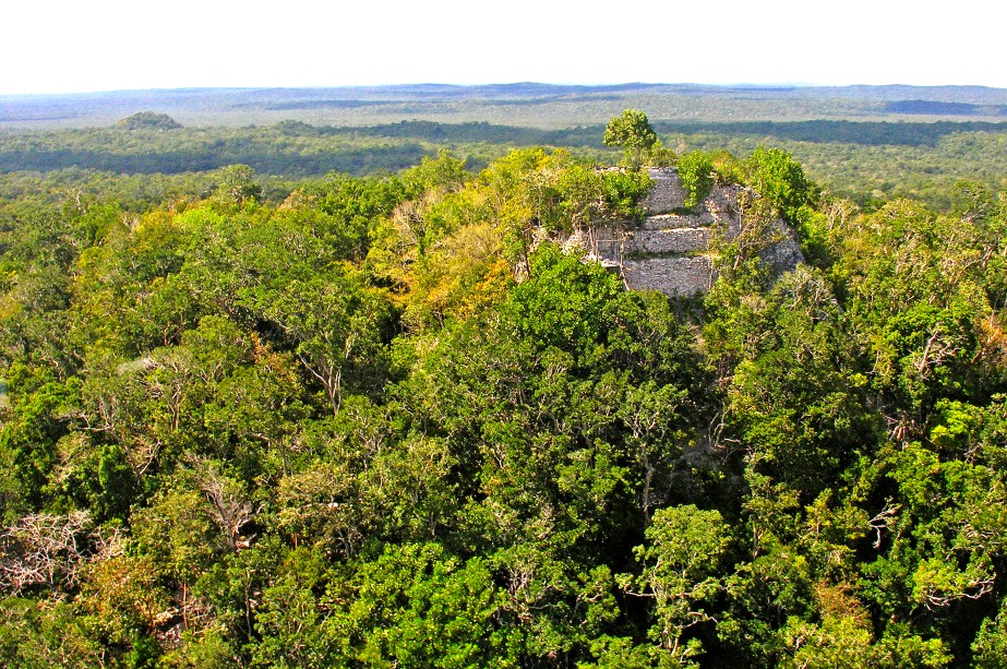 <strong>9. La Danta – El Mirador – Guatemala </strong>Com seus 72 metros de altura cobertos de vegetação tropical, a pirâmide La Danta é uma das mais altas do mundo! Construída pelos maias no século 6 a.C., originalmente possuía decoração de grandes máscaras representando seus deuses. Visitar o local nos faz sentir como Indiana Jones, descobrindo ruínas no meio da floresta.Ainda que o sítio arqueológico El Mirador tenha alta concentração de exemplos de civilização maia pré-clássica, sua localização remota no coração da selva impede que se torne um local popular entre turistas – por enquanto