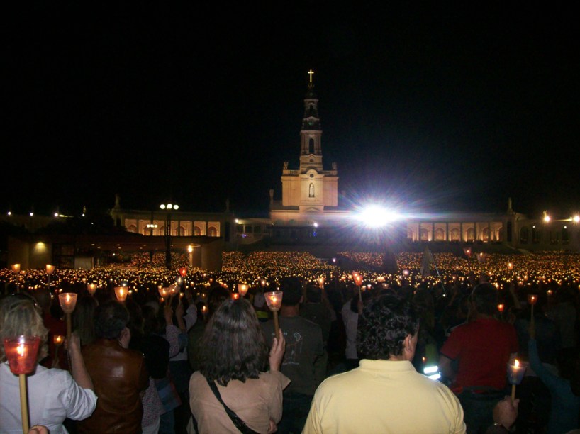 Procissão das velas dia 12 de maio no Santuário de <a href="https://viajeaqui.abril.com.br/cidades/portugal-fatima" rel="Fátima" target="_self">Fátima</a>, <a href="https://viajeaqui.abril.com.br/paises/portugal" rel="Portugal" target="_self">Portugal</a>