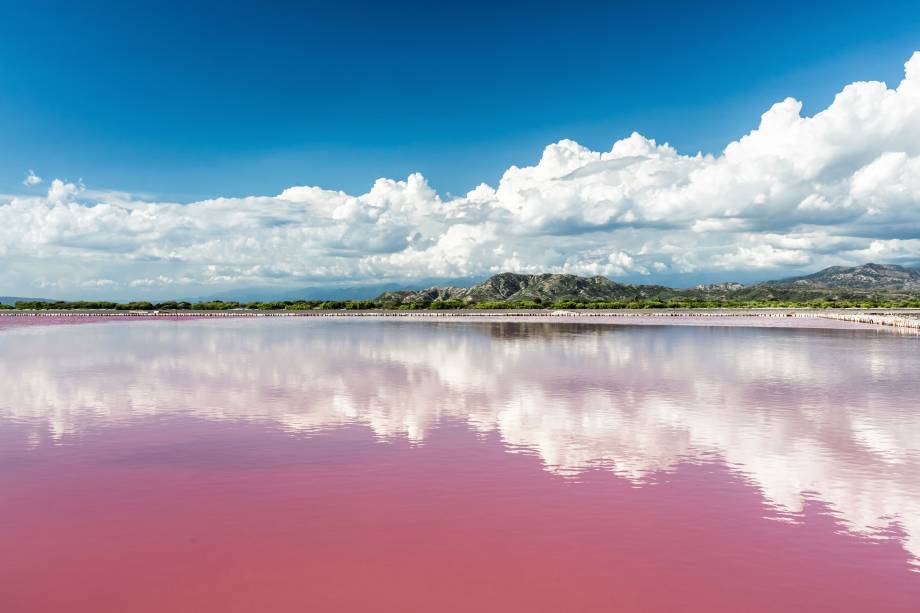 <strong>Lago Retba, Senegal</strong>                Graças aos altos níveis de sal na água, o Lago Retba ganhou essa maravilhosa coloração cor-de-rosa. Durante o outono, com a salinidade mais concentrada, a cor fica ainda mais intensa. Mas, tudo acontece por causa de uma pequena alga que solta um pigmento nessa coloração e se dá muito bem com ambientes bem salgadinhos! 