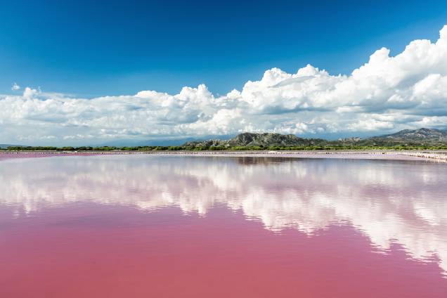 <strong>Lago Retba, Senegal</strong> Graças aos altos níveis de sal na água, o Lago Retba ganhou essa maravilhosa coloração cor-de-rosa. Durante o outono, com a salinidade mais concentrada, a cor fica ainda mais intensa. Mas, tudo acontece por causa de uma pequena alga que solta um pigmento nessa coloração e se dá muito bem com ambientes bem salgadinhos! <strong>Lago Retba, Senegal</strong> Graças aos altos níveis de sal na água, o Lago Retba ganhou essa maravilhosa coloração cor-de-rosa. Durante o outono, com a salinidade mais concentrada, a cor fica ainda mais intensa. Mas, tudo acontece por causa de uma pequena alga que solta um pigmento nessa coloração e se dá muito bem com ambientes bem salgadinhos!