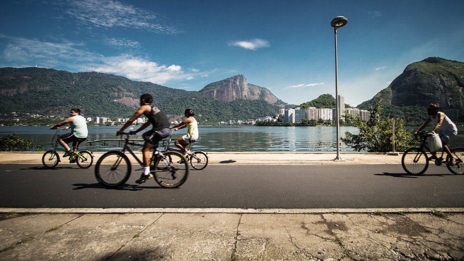 Atrás do Leblon, a Lagoa Rodrigo de Freitas é um dos lugares preferidos dos cariocas para praticar esportes na Cidade Maravilhosa