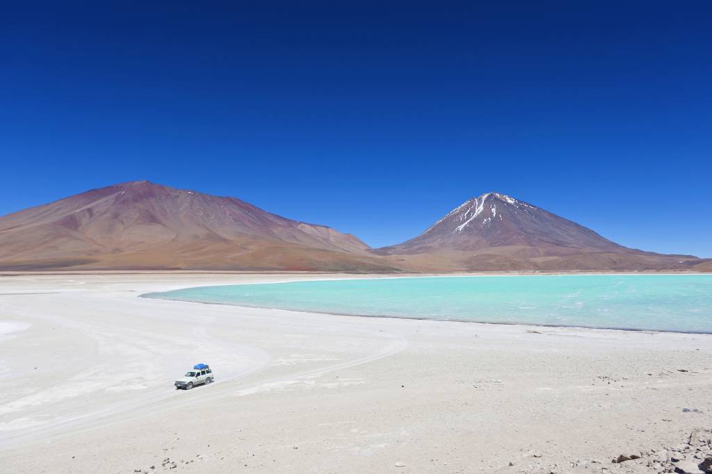 Laguna Verde, no Salar do Uyuni, na Bolívia, quase fronteira com o Chile, com o vulcão Licancabur ao fundo Laguna Verde, no Salar do Uyuni, na Bolívia, quase fronteira com o Chile, com o vulcão Licancabur ao fundo