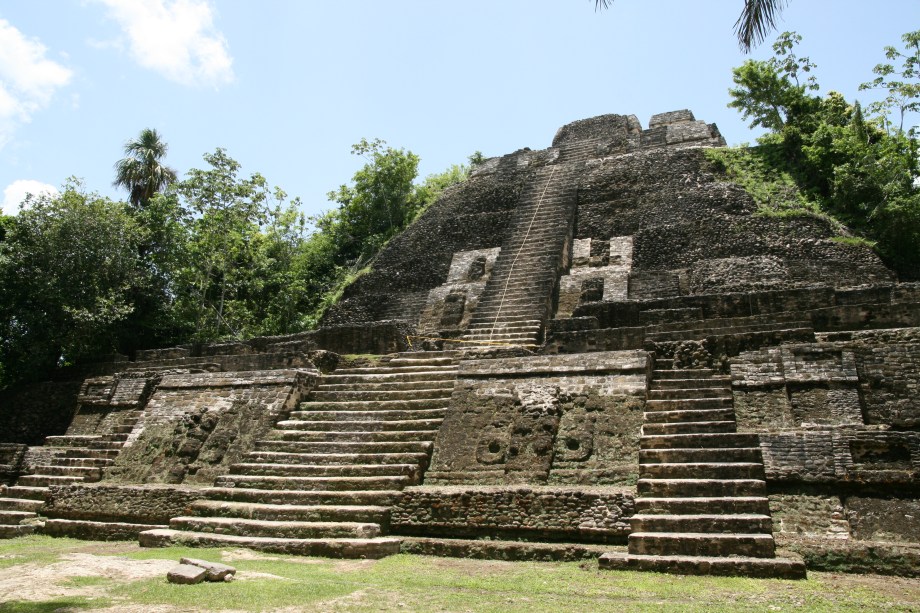 <strong>11. Templo Alto – Lamanai – Belize </strong>Com 33m de altura, a pirâmide mais alta do sítio arqueológico de Lamanai pode ser escalada sob os olhos atentos dos guias de turismo locais e oferece uma vista espetacular da floresta ao redor. Na verdade, estima-se que a Pirâmide do Jaguar seja maior do que o Templo Alto, porém ele continua parcialmente debaixo da terra e não seria possível afirmar isso até que seja totalmente exposto. A construção dos templos Alto, do Jaguar e das Máscaras datam de 625 d.C. e escavações arqueológicas seguem descobrindo pedaços dessa antiga civilização até hoje.