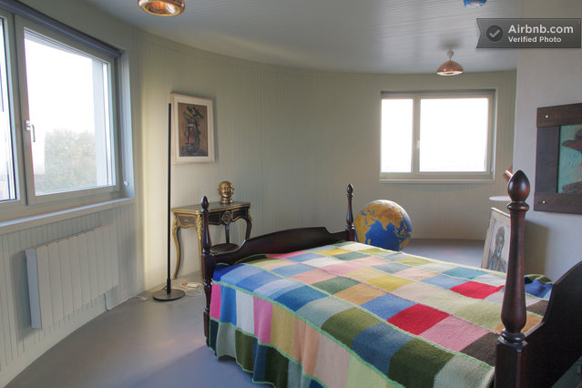 <a href="https://www.airbnb.com.br/rooms/265798" rel="3. Londres, Inglaterra" target="_blank"><strong>3. Londres, Inglaterra</strong></a>                                        Localizada próxima de Nothing Hill, a residência possui três quartos, uma pequena cozinha com forno e fogão e banheiro (dependendo de qual dos quartos for alugado)