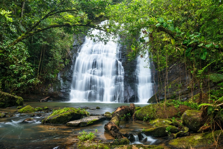 Esta é a Cachoeira do Alecrim. Acredito que quedas-dágua cercadas de mata nos tragam, com muita força, a ideia da relação causa/efeito entre florestas extensas e abundância de água. Além de proporcionar ambiente de beleza cênica singular. Não me canso de fotografá-las. É um desafio manter o equipamento seco e funcionando diante da nuvem dágua. É como fotografar sob a chuva