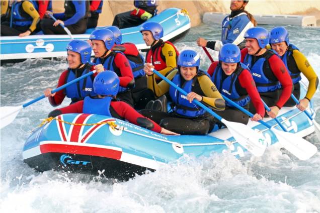 Praticantes de rafting no Lee Valley White Water Center Praticantes de rafting no Lee Valley White Water Center