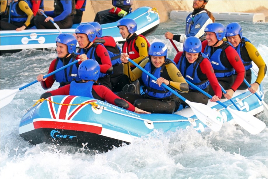 Praticantes de rafting no Lee Valley White Water Center