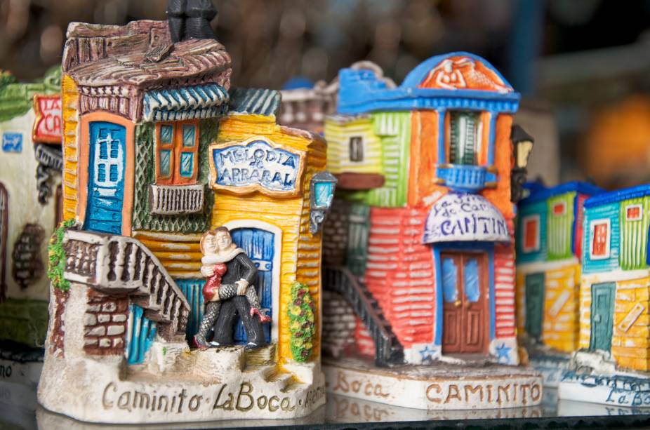 A rua Caminito, no bairro La Boca, é a mais típica e famosa de toda a <a href="https://gutenberg.viagemeturismo.abril.com.br/paises/argentina-2/" target="_blank">Argentina</a> por ter inspirado o célebre tango "Caminito", de Juan de Dios Filiberto. Suas características casas coloridas viraram um souvenir muito vendido no país