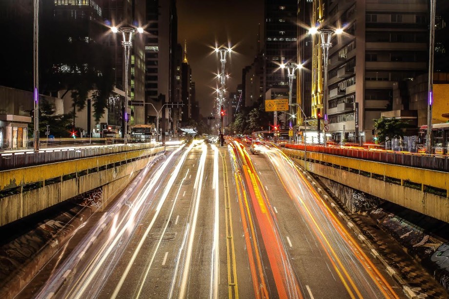 Vista noturna da Avenida Paulista, em São Paulo (SP)