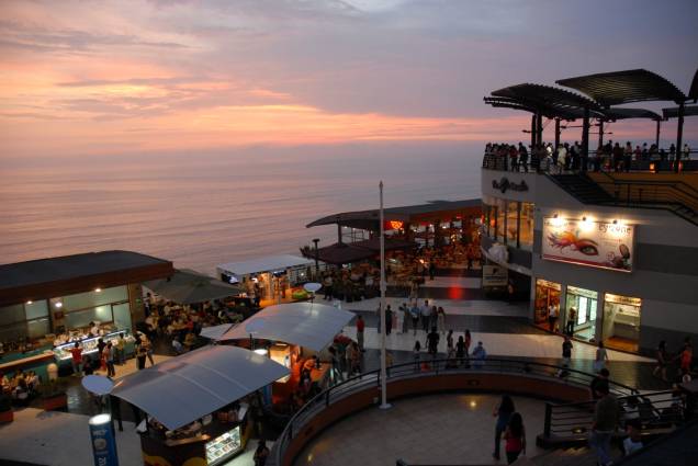 Larcomar é um moderno shopping center instalado nas falésias de Lima, de frente para o Oceano Pacífico Larcomar é um moderno shopping center instalado nas falésias de Lima, de frente para o Oceano Pacífico