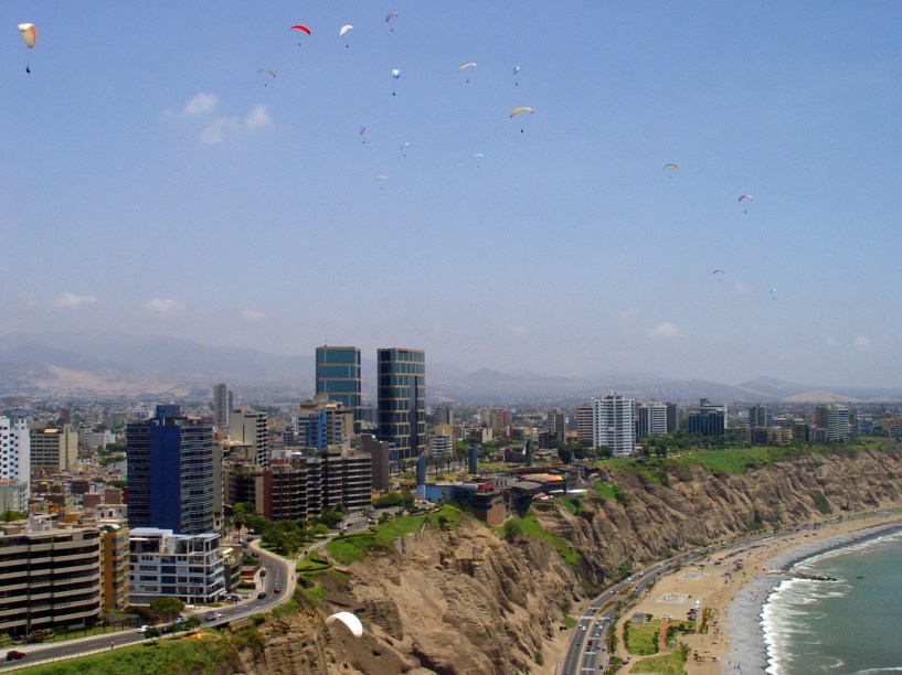 A capital peruana é repleta de construções históricas bem conservadas e restaurantes memoráveis. Entre as melhores atrações da cidade, Miraflores destaca-se por sua área verde e o clima relaxante que paira pelo ar, oferecenco uma boa rede hoteleira. A orla florida, cercada por jardins, pela praia e por shoppings, é bem frequentada por ciclistas e considerada um ponto de encontro aos finais de semana por turistas e moradores locais. Em seus arredores, também é possível encontrar comerciantes negociando as famosas malhas de lã coloridíssimas que marcam a identidade local