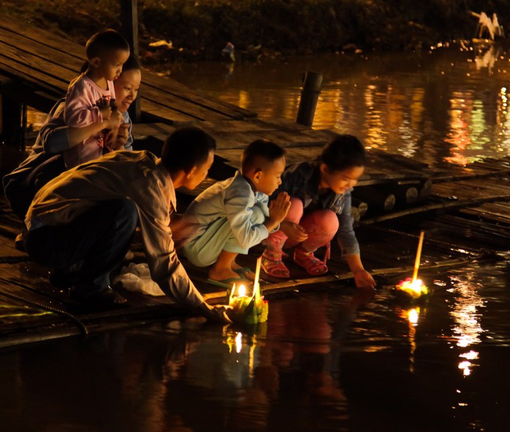 <strong>Yi Peng – Festival das Lanternas – Chiang Mai – <a href="https://viajeaqui.abril.com.br/paises/tailandia" rel="Tailândia" target="_blank">Tailândia</a></strong>            O festival das lanternas de Chiang Mai acontece ao mesmo tempo que o Loi Krathong, um festival celebrado em toda Tailândia e Laos em que as pessoas depositam no leito dos rios diversos barquinhos feitos de folhas de bananeira com velas dentro – também com o objetivo de fazer desejos para o ano novo. Em Chiang Mai, os dois festivais iluminam ao mesmo tempo o céu e as águas da cidade, em um espetáculo inesquecível