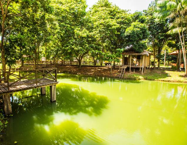 <a href="https://viajeaqui.abril.com.br/cidades/br-ap-macapa" rel="Macapá (AP) " target="_blank"><strong>Macapá (AP) </strong></a> São os dois hemisférios em uma só cidade, graças à linha do Equador, que passa por lá. As principais atrações de Macapá são o Marco Zero, que divide os hemisférios, a Fortaleza de São José do Macapá, banhada pelo Rio Amazonas e o Museu Sacaca (foto). Macapá não tem estradas acessíveis para quem vem de outros estados: chega-se de avião ou barco <a href="https://www.booking.com/city/br/macapa.pt-br.html?aid=332455&label=viagemabril-voltapelobrasil" rel="Veja hotéis em Macapá no booking.com" target="_blank"><em>Veja hotéis em Macapá no booking.com</em></a> <a href="https://viajeaqui.abril.com.br/cidades/br-ap-macapa" rel="Macapá (AP) " target="_blank"><strong>Macapá (AP) </strong></a> São os dois hemisférios em uma só cidade, graças à linha do Equador, que passa por lá. As principais atrações de Macapá são o Marco Zero, que divide os hemisférios, a Fortaleza de São José do Macapá, banhada pelo Rio Amazonas e o Museu Sacaca (foto). Macapá não tem estradas acessíveis para quem vem de outros estados: chega-se de avião ou barco <a href="https://www.booking.com/city/br/macapa.pt-br.html?aid=332455&label=viagemabril-voltapelobrasil" rel="Veja hotéis em Macapá no booking.com" target="_blank"><em>Veja hotéis em Macapá no booking.com</em></a>