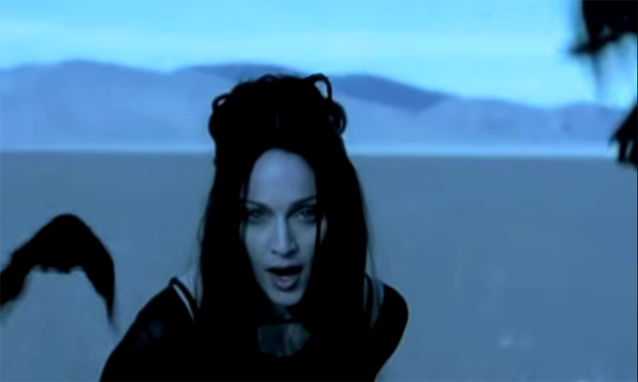 <strong>4. <a href="https://www.youtube.com/watch?v=XS088Opj9o0" rel="Madonna – Frozen" target="_blank">Madonna – Frozen</a> - Cuddeback Lake, dentro do Deserto de Mojave, Califórnia, <a href="https://viajeaqui.abril.com.br/paises/estados-unidos" rel="Estados Unidos" target="_self">Estados Unidos</a></strong>                        Uma vez rainha, sempre rainha! Polêmicas à parte, não dá pra negar que Madonna é uma eterna inspiração para todas as artistas pop. O álbum <em>Ray of Light </em>foi um marco na carreira da cantora, que apareceu mais madura em suas composições. <a href="https://www.youtube.com/watch?v=XS088Opj9o0" rel="Assista aqui" target="_blank"><strong>Assista aqui</strong></a>                        <em><a href="https://www.booking.com/city/us/mojave.pt-br.html?sid=efe6c9de408bb8d78e20e017e616e9f8;dcid=1?aid=332455&label=viagemabril-locacoes-de-videoclipes" rel="Veja preços de hotéis em Mojave no Booking.com" target="_blank">Veja preços de hotéis em Mojave no Booking.com</a></em>