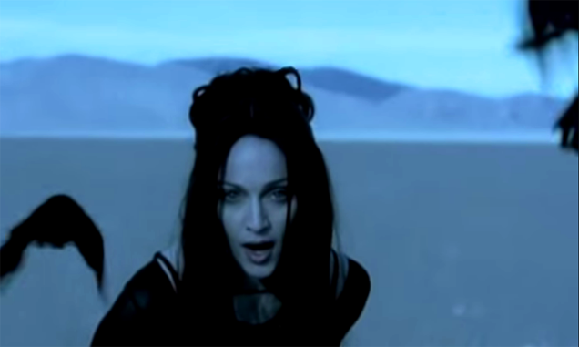 <strong>4. <a href="https://www.youtube.com/watch?v=XS088Opj9o0" rel="Madonna – Frozen" target="_blank">Madonna – Frozen</a> - Cuddeback Lake, dentro do Deserto de Mojave, Califórnia, <a href="https://viajeaqui.abril.com.br/paises/estados-unidos" rel="Estados Unidos" target="_self">Estados Unidos</a></strong> Uma vez rainha, sempre rainha! Polêmicas à parte, não dá pra negar que Madonna é uma eterna inspiração para todas as artistas pop. O álbum <em>Ray of Light </em>foi um marco na carreira da cantora, que apareceu mais madura em suas composições. <a href="https://www.youtube.com/watch?v=XS088Opj9o0" rel="Assista aqui" target="_blank"><strong>Assista aqui</strong></a> <em><a href="https://www.booking.com/city/us/mojave.pt-br.html?sid=efe6c9de408bb8d78e20e017e616e9f8;dcid=1?aid=332455&label=viagemabril-locacoes-de-videoclipes" rel="Veja preços de hotéis em Mojave no Booking.com" target="_blank">Veja preços de hotéis em Mojave no Booking.com</a></em> <strong>4. <a href="https://www.youtube.com/watch?v=XS088Opj9o0" rel="Madonna – Frozen" target="_blank">Madonna – Frozen</a> - Cuddeback Lake, dentro do Deserto de Mojave, Califórnia, <a href="https://viajeaqui.abril.com.br/paises/estados-unidos" rel="Estados Unidos" target="_self">Estados Unidos</a></strong> Uma vez rainha, sempre rainha! Polêmicas à parte, não dá pra negar que Madonna é uma eterna inspiração para todas as artistas pop. O álbum <em>Ray of Light </em>foi um marco na carreira da cantora, que apareceu mais madura em suas composições. <a href="https://www.youtube.com/watch?v=XS088Opj9o0" rel="Assista aqui" target="_blank"><strong>Assista aqui</strong></a> <em><a href="https://www.booking.com/city/us/mojave.pt-br.html?sid=efe6c9de408bb8d78e20e017e616e9f8;dcid=1?aid=332455&label=viagemabril-locacoes-de-videoclipes" rel="Veja preços de hotéis em Mojave no Booking.com" target="_blank">Veja preços de hotéis em Mojave no Booking.com</a></em>