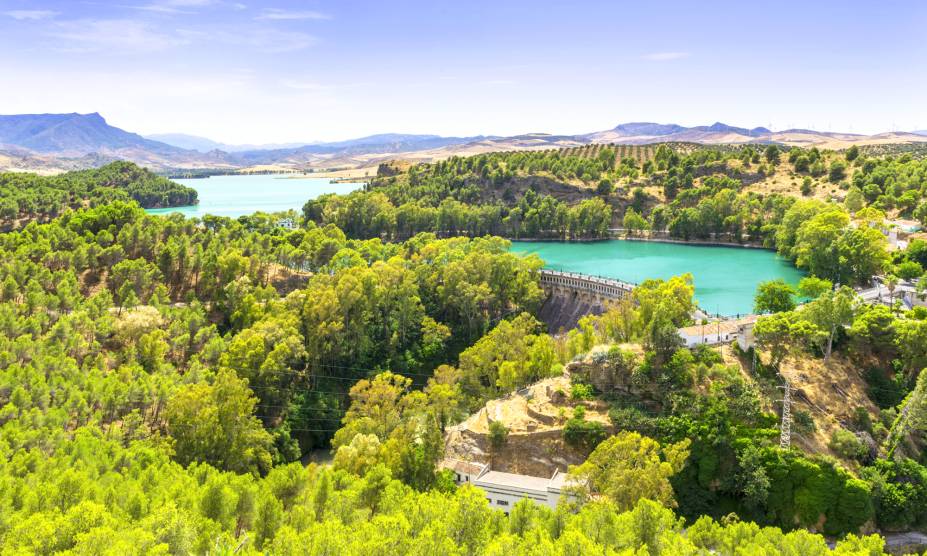 <strong>24. Ardales National Park, Málaga, <a href="https://viajeaqui.abril.com.br/paises/espanha" rel="Espanha" target="_self">Espanha</a></strong>            A província de Málaga, onde se localiza Ardales, foi originada a partir de uma colônia grega na antiguidade. O lugar é pontuado por construções que lembram um pouco os caminhos que conduzem à <a href="https://viajeaqui.abril.com.br/cidades/grecia-santorini" rel="Santorini" target="_self">Santorini</a>. Seu parque, por outro lado, revela uma parcela da vida selvagem do país, com paisagens deslumbrantes em meio a florestas, lagos e rochas. Seus picos são convidativos a caminhadas e suas águas transparentes podem ser atravessadas de barco. Pode-se dizer, por fim, que o lugar é uma alternativa interessante às praias movimentadas da costa espanhola – e ideal para quem procura sossego.            <a href="https://www.booking.com/city/es/ardales.pt-br.html?sid=efe6c9de408bb8d78e20e017e616e9f8;dcid=4?aid=332455&label=viagemabril-ardales" rel="Veja preços de hotéis próximos a Ardales no Booking.com" target="_blank">Veja preços de hotéis em Ardales no Booking.com</a>