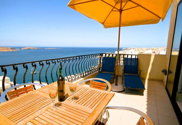 <a href="https://www.airbnb.com.br/rooms/273264" rel="13. Baía de São Paulo, Malta" target="_blank"><strong>13. Baía de São Paulo, Malta</strong></a>Esse terraço delicioso fica na ilha de <a href="https://viajeaqui.abril.com.br/paises/malta" rel="Malta" target="_blank">Malta</a>, no meio do Mediterrâneo, a 16 quilômetros da capital do país, Valletta - e o trasporte público da região pode te levar para conhecer os arredores <a href="https://www.airbnb.com.br/rooms/273264" rel="13. Baía de São Paulo, Malta" target="_blank"><strong>13. Baía de São Paulo, Malta</strong></a>Esse terraço delicioso fica na ilha de <a href="https://viajeaqui.abril.com.br/paises/malta" rel="Malta" target="_blank">Malta</a>, no meio do Mediterrâneo, a 16 quilômetros da capital do país, Valletta - e o trasporte público da região pode te levar para conhecer os arredores