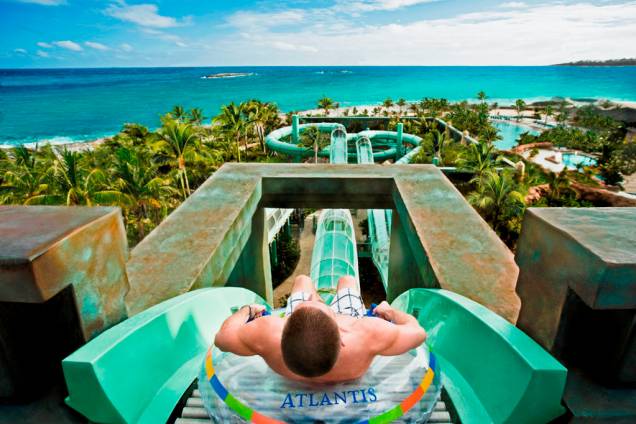<strong><a href="https://viajeaqui.abril.com.br/paises/bahamas" rel="BAHAMAS" target="_blank">BAHAMAS</a> MEGALÔ</strong> As cinco noites na Paradise Island, uma das ilhas do arquipélago localizado entre Cuba e a Flórida, são no gigantesco complexo <a href="https://www.atlantisbahamas.com/pt" rel="Atlantis" target="_blank">Atlantis</a>, com acesso ilimitado ao parque aquático Aquaventure (foto) e ao Atlantis Movie Theatre. <strong>Quando:</strong> em janeiro <strong>Quem leva:</strong> <a href="https://queensberry.com.br/" rel="Queensberry" target="_blank">Queensberry</a> <strong>Quanto:</strong> US$ 3474 <strong><a href="https://viajeaqui.abril.com.br/paises/bahamas" rel="BAHAMAS" target="_blank">BAHAMAS</a> MEGALÔ</strong> As cinco noites na Paradise Island, uma das ilhas do arquipélago localizado entre Cuba e a Flórida, são no gigantesco complexo <a href="https://www.atlantisbahamas.com/pt" rel="Atlantis" target="_blank">Atlantis</a>, com acesso ilimitado ao parque aquático Aquaventure (foto) e ao Atlantis Movie Theatre. <strong>Quando:</strong> em janeiro <strong>Quem leva:</strong> <a href="https://queensberry.com.br/" rel="Queensberry" target="_blank">Queensberry</a> <strong>Quanto:</strong> US$ 3474