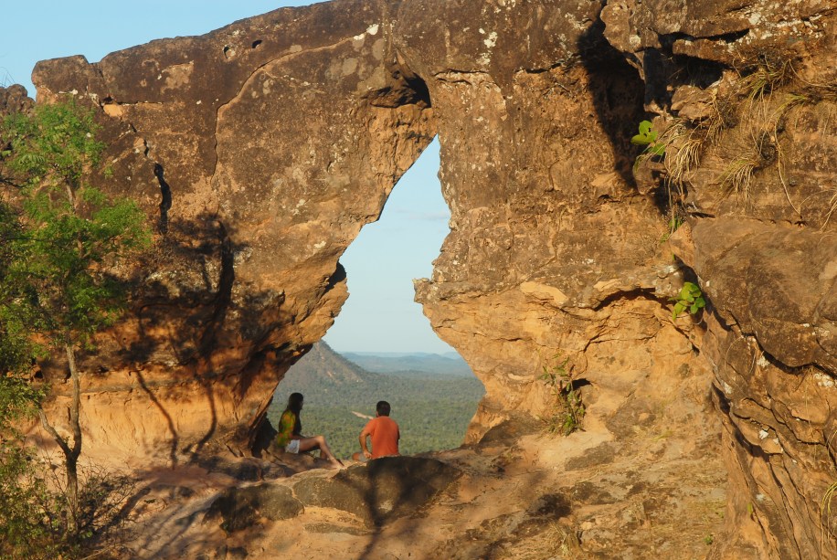 <a href="https://viajeaqui.abril.com.br/estabelecimentos/br-ma-carolina-atracao-chapada-das-mesas" rel="Chapada das Mesas" target="_blank"><strong>Chapada das Mesas</strong></a>    Portal da Chapada: no alto de um paredão, a ação do vento abriu uma fenda com a forma do mapa do Tocantins, estado que está bem ao lado da Chapada das Mesas, Maranhão