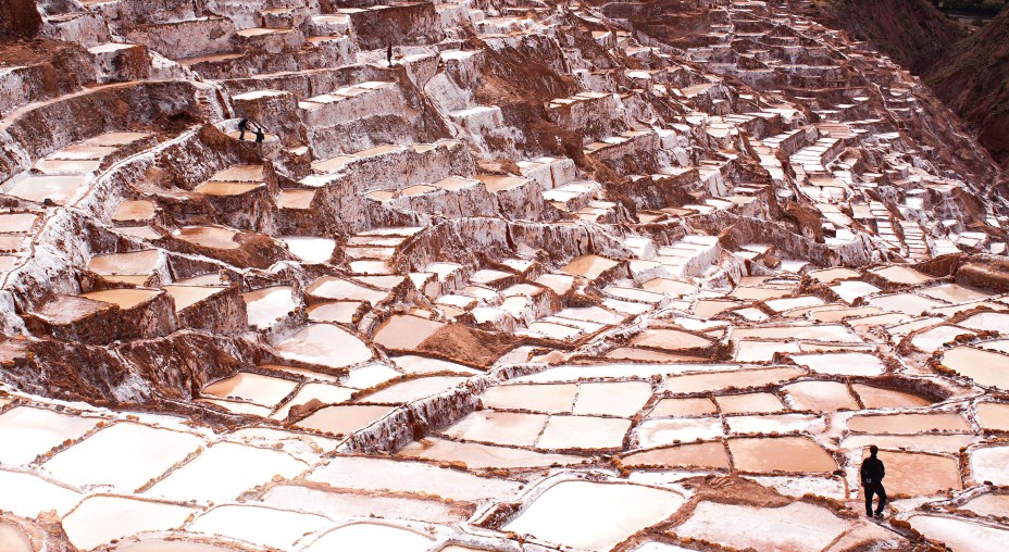 <strong>Maras</strong>    As Salinas de Maras são um conjunto de mais de 4 mil tanques de sal cristalizado, vindo de uma fonte de água subterrânea. Ela funciona há mais de 500 anos com uma produção totalmente artesanal a cargo das comunidades locais. Cada poça produz cerca de 300 quilos de sal por mês. O passeio faz parte do roteiro do Vale Sagrado