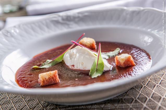 <a href="https://viajeaqui.abril.com.br/estabelecimentos/br-sp-sao-paulo-restaurante-marcel-hotel-quality-suites-imperial-hall" rel="Marcel" target="_blank"><strong>Marcel</strong></a> No restaurante francês que tem uma estrela no Guia Brasil 2014, uma das opções de entrada do almoço é a sopa fria de beterraba e queijo cremoso ao aroma de dill <a href="https://viajeaqui.abril.com.br/estabelecimentos/br-sp-sao-paulo-restaurante-marcel-hotel-quality-suites-imperial-hall" rel="Marcel" target="_blank"><strong>Marcel</strong></a> No restaurante francês que tem uma estrela no Guia Brasil 2014, uma das opções de entrada do almoço é a sopa fria de beterraba e queijo cremoso ao aroma de dill
