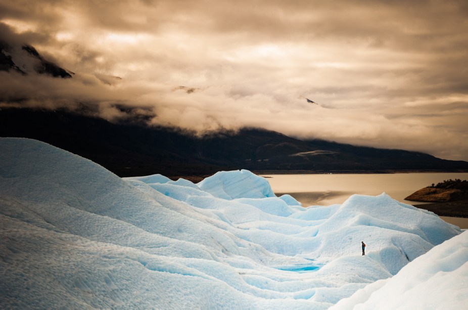 A cidade de<strong> <a href="https://viajeaqui.abril.com.br/cidades/ar-el-calafate" rel="El Calafate" target="_blank">El Calafate</a></strong>, na Patagônia argentina, fica localizada às margens do Lago Argentino e oferece uma ótima estrutura aos visitantes, com bons hotéis, restaurantes, bares e lojinhas. Isso fez com que os viajantes brasileiros a apelidassem como a <a href="https://viajeaqui.abril.com.br/cidades/br-sp-campos-do-jordao" rel="Campos do Jordão" target="_blank">Campos do Jordão</a> da <a href="https://viajeaqui.abril.com.br/paises/argentina" rel="Argentina" target="_blank">Argentina</a>. Além disso, ela é frequentemente visitada por alpinistas graças às suas montanhas