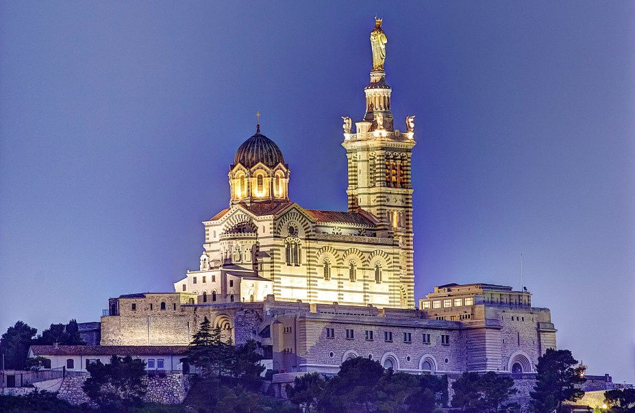 A catedral de <a href="https://viajeaqui.abril.com.br/cidades/franca-marselha/" rel="Marselha">Marselha</a>, Notre-Dame de la Garde, tem arquitetura neo-bizantina e foi construída em 1864, no lugar de uma antiga igreja de mesmo nome, cuja fundação remonta a 1214