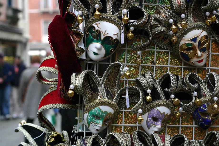 As máscaras são, literalmente, a cara de <a href="https://gutenberg.viagemeturismo.abril.com.br/cidades/veneza-15/" target="_blank">Veneza</a>! Coloridas e cheias de glitter, elas são vendidas aos montes pelas ruas da cidade