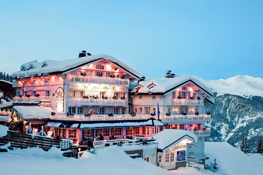 <strong>1. <a href="https://viajeaqui.abril.com.br/materias/courchevel-conheca-a-vila-criada-para-ser-um-resort-de-esqui" rel="Courchevel, na França" target="_blank">Courchevel, na França</a></strong>                Queridinho dos milionários russos, o resort fundado em 1946 é o mais luxuoso da lista. Lojas de grife e baladas caríssimas convivem com as suas 96 pistas. Na foto, o hotel Le Chabichou, pertinho do Centro do resort