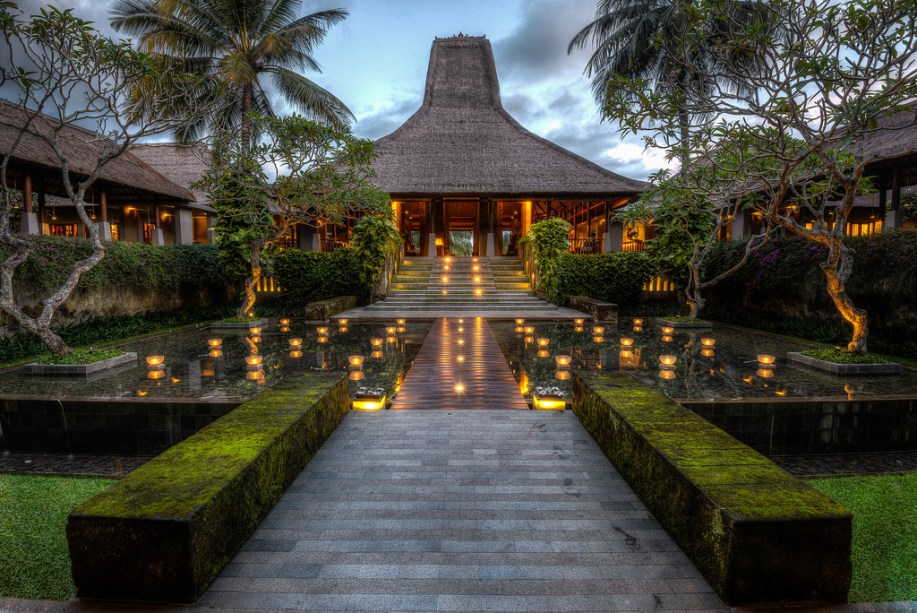 Literalmente uma ilha hindu num país muçulmano, <a href="https://gutenberg.viagemeturismo.abril.com.br/cidades/bali-4/">Bali</a> é um destino encantador onde o viajante encontrará massagens vigorosas, ondas para surfar, um povo sempre sorridente e uma gastronomia pujante. Na foto, o Maya Resort