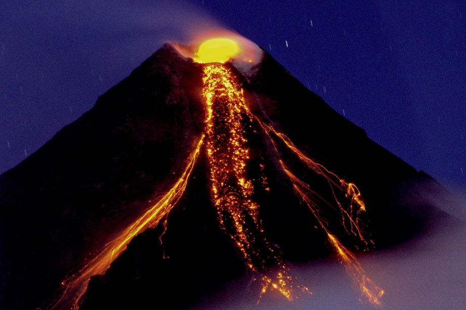 <strong>Mayon, Filipinas</strong> Devido às suas atividades recentes, autoridades filipinas recomendam que escaladores não subam além dos 1800 metros de altitude. Admirar de longe, porém, é seguro e vale a viagem – pode ser uma paradinha de alguns dias <a href="https://viajeaqui.abril.com.br/materias/as-praias-mais-incriveis-da-malasia-indonesia-tailandia-e-filipinas#16" target="_blank" rel="noopener">entre uma praia paradisíaca e outra</a>, só pra não cansar do mar azul ;)