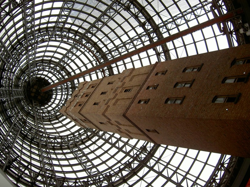 O Melbourne Central é um complexo que engloba shopping center e um edifício de escritórios de 57 andares, adjacente à principal estação ferroviária da cidade