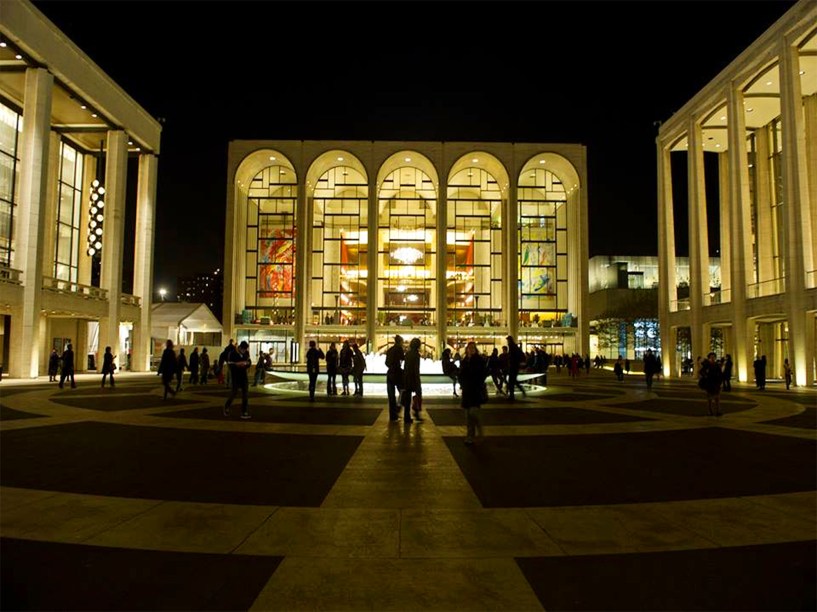 <strong><a href="https://www.metopera.org/" target="_blank" rel="noopener">Metropolitan Opera House</a>, <a href="https://viajeaqui.abril.com.br/cidades/estados-unidos-nova-york" target="_blank" rel="noopener">Nova York</a>, <a href="https://viajeaqui.abril.com.br/paises/estados-unidos" target="_blank" rel="noopener">Estados Unidos</a></strong> Casa da companhia <em>Met Opera</em>, esse edifício faz parte do complexo do Lincoln Center for the Performing Arts, no coração do Upper West Side. Aberto em 1966, o teatro conta com um dos palcos mais modernos do mundo, além de possuir uma arquitetura elegante. Em seu interior, os imponentes lustres do lobby impressionam o visitante, que recorre ao lugar na esperança de ver óperas como <em>O Barbeiro de Sevilha</em> e <em>Otelo</em>