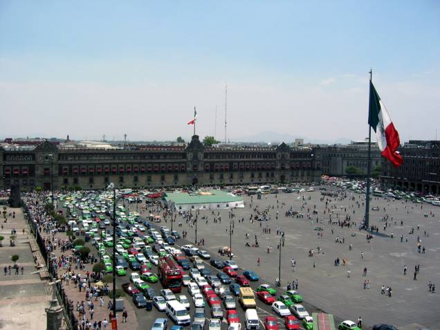 <strong>Zócalo – <a href="https://gutenberg.viagemeturismo.abril.com.br/cidades/cidade-do-mexico/" target="_blank" rel="noopener">Cidade do México</a> – <a href="https://gutenberg.viagemeturismo.abril.com.br/paises/mexico/" target="_blank" rel="noopener">México </a></strong>O nome oficial é Plaza de la Constituición, mas a principal praça da Cidade do México é chamada de Zócalo (que significa "base") desde o século 19. Isso porque havia o plano de construir um grande monumento em homenagem à independência do México, mas apenas a base foi erguida.Nos arredores da imensa praça – uma das maiores do mundo – estão o Palácio Nacional (onde trabalha o presidente), a <a href="https://viajeaqui.abril.com.br/estabelecimentos/mexico-cidade-do-mexico-atracao-catedral-metropolitana-da-cidade-do-mexico" target="_blank" rel="noopener">Catedral Metropolitana</a> e vários prédios de departamentos públicos do governo da cidade. Passeando no seu entorno, também é possível observar as vitrines das joalherias e as entradas luxuosas de alguns hotéis.Quando a área não é dominada por "dançarinos astecas" em busca de trocados de alguns turistas, a praça é palco de protestos e de shows gratuitos de artistas do país. A enorme bandeira do México, que fica no centro, é hasteada em uma cerimônia pomposa todos os dias, às 8h, e arriada às 18h <em><a href="https://www.booking.com/searchresults.pt-br.html?aid=332455&sid=d98f25c4d6d5f89238aebe98e11a09ba&sb=1&src=searchresults&src_elem=sb&error_url=https%3A%2F%2Fwww.booking.com%2Fsearchresults.pt-br.html%3Faid%3D332455%3Bsid%3Dd98f25c4d6d5f89238aebe98e11a09ba%3Btmpl%3Dsearchresults%3Bac_click_type%3Db%3Bac_position%3D0%3Bcity%3D-979186%3Bclass_interval%3D1%3Bdest_id%3D-631243%3Bdest_type%3Dcity%3Bdtdisc%3D0%3Bfrom_sf%3D1%3Bgroup_adults%3D2%3Bgroup_children%3D0%3Biata%3DBSB%3Binac%3D0%3Bindex_postcard%3D0%3Blabel_click%3Dundef%3Bno_rooms%3D1%3Boffset%3D0%3Bpostcard%3D0%3Braw_dest_type%3Dcity%3Broom1%3DA%252CA%3Bsb_price_type%3Dtotal%3Bsearch_selected%3D1%3Bshw_aparth%3D1%3Bslp_r_match%3D0%3Bsrc%3Dsearchresults%3Bsrc_elem%3Dsb%3Bsrpvid%3D972b7bd902cf0013%3Bss%3DBras%25C3%25ADlia%252C%2520Distrito%2520Federal%252C%2520Brasil%3Bss_all%3D0%3Bss_raw%3Dbrasilia%3Bssb%3Dempty%3Bsshis%3D0%3Bssne%3DBuenos%2520Aires%3Bssne_untouched%3DBuenos%2520Aires%26%3B&ss=Cidade+do+M%C3%A9xico%2C+Regi%C3%A3o+da+Cidade+do+M%C3%A9xico%2C+M%C3%A9xico&is_ski_area=&ssne=Bras%C3%ADlia&ssne_untouched=Bras%C3%ADlia&city=-631243&checkin_year=&checkin_month=&checkout_year=&checkout_month=&group_adults=2&group_children=0&no_rooms=1&from_sf=1&ss_raw=cidade+do+m%C3%A9xico&ac_position=0&ac_langcode=xb&ac_click_type=b&dest_id=-1658079&dest_type=city&iata=MEX&place_id_lat=19.432863&place_id_lon=-99.133301&search_pageview_id=972b7bd902cf0013&search_selected=true&search_pageview_id=972b7bd902cf0013&ac_suggestion_list_length=5&ac_suggestion_theme_list_length=0" target="_blank" rel="noopener">Busque hospedagem na Cidade do México</a> </em> <strong>Zócalo – <a href="https://gutenberg.viagemeturismo.abril.com.br/cidades/cidade-do-mexico/" target="_blank" rel="noopener">Cidade do México</a> – <a href="https://gutenberg.viagemeturismo.abril.com.br/paises/mexico/" target="_blank" rel="noopener">México </a></strong>O nome oficial é Plaza de la Constituición, mas a principal praça da Cidade do México é chamada de Zócalo (que significa "base") desde o século 19. Isso porque havia o plano de construir um grande monumento em homenagem à independência do México, mas apenas a base foi erguida.Nos arredores da imensa praça – uma das maiores do mundo – estão o Palácio Nacional (onde trabalha o presidente), a <a href="https://viajeaqui.abril.com.br/estabelecimentos/mexico-cidade-do-mexico-atracao-catedral-metropolitana-da-cidade-do-mexico" target="_blank" rel="noopener">Catedral Metropolitana</a> e vários prédios de departamentos públicos do governo da cidade. Passeando no seu entorno, também é possível observar as vitrines das joalherias e as entradas luxuosas de alguns hotéis.Quando a área não é dominada por "dançarinos astecas" em busca de trocados de alguns turistas, a praça é palco de protestos e de shows gratuitos de artistas do país. A enorme bandeira do México, que fica no centro, é hasteada em uma cerimônia pomposa todos os dias, às 8h, e arriada às 18h <em><a href="https://www.booking.com/searchresults.pt-br.html?aid=332455&sid=d98f25c4d6d5f89238aebe98e11a09ba&sb=1&src=searchresults&src_elem=sb&error_url=https%3A%2F%2Fwww.booking.com%2Fsearchresults.pt-br.html%3Faid%3D332455%3Bsid%3Dd98f25c4d6d5f89238aebe98e11a09ba%3Btmpl%3Dsearchresults%3Bac_click_type%3Db%3Bac_position%3D0%3Bcity%3D-979186%3Bclass_interval%3D1%3Bdest_id%3D-631243%3Bdest_type%3Dcity%3Bdtdisc%3D0%3Bfrom_sf%3D1%3Bgroup_adults%3D2%3Bgroup_children%3D0%3Biata%3DBSB%3Binac%3D0%3Bindex_postcard%3D0%3Blabel_click%3Dundef%3Bno_rooms%3D1%3Boffset%3D0%3Bpostcard%3D0%3Braw_dest_type%3Dcity%3Broom1%3DA%252CA%3Bsb_price_type%3Dtotal%3Bsearch_selected%3D1%3Bshw_aparth%3D1%3Bslp_r_match%3D0%3Bsrc%3Dsearchresults%3Bsrc_elem%3Dsb%3Bsrpvid%3D972b7bd902cf0013%3Bss%3DBras%25C3%25ADlia%252C%2520Distrito%2520Federal%252C%2520Brasil%3Bss_all%3D0%3Bss_raw%3Dbrasilia%3Bssb%3Dempty%3Bsshis%3D0%3Bssne%3DBuenos%2520Aires%3Bssne_untouched%3DBuenos%2520Aires%26%3B&ss=Cidade+do+M%C3%A9xico%2C+Regi%C3%A3o+da+Cidade+do+M%C3%A9xico%2C+M%C3%A9xico&is_ski_area=&ssne=Bras%C3%ADlia&ssne_untouched=Bras%C3%ADlia&city=-631243&checkin_year=&checkin_month=&checkout_year=&checkout_month=&group_adults=2&group_children=0&no_rooms=1&from_sf=1&ss_raw=cidade+do+m%C3%A9xico&ac_position=0&ac_langcode=xb&ac_click_type=b&dest_id=-1658079&dest_type=city&iata=MEX&place_id_lat=19.432863&place_id_lon=-99.133301&search_pageview_id=972b7bd902cf0013&search_selected=true&search_pageview_id=972b7bd902cf0013&ac_suggestion_list_length=5&ac_suggestion_theme_list_length=0" target="_blank" rel="noopener">Busque hospedagem na Cidade do México</a> </em>