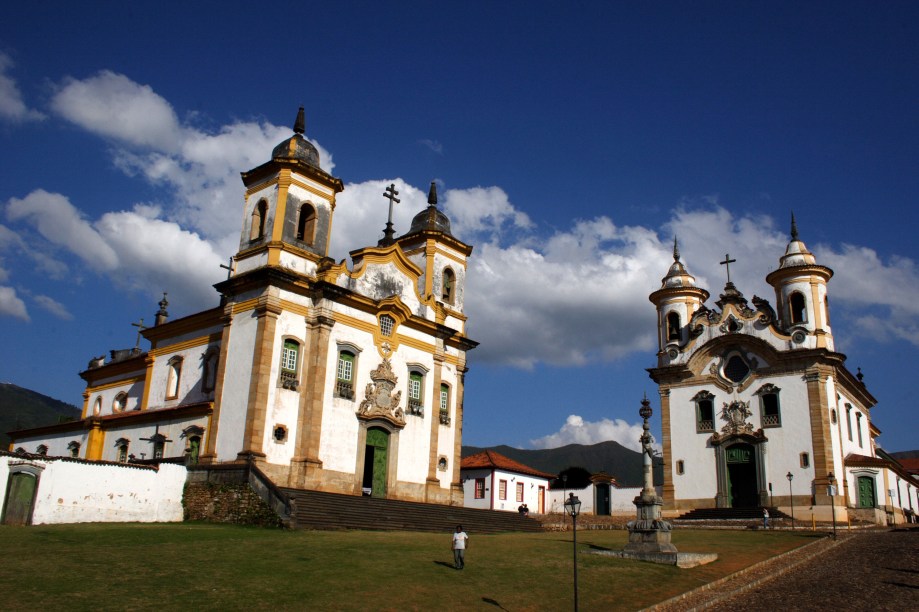 Mariana (MG) foi uma das mais ricas cidades da época do Ciclo do Ouro, chegou a ser chamada de “Eldorado Mineiro”. As Igrejas de São Francisco de Assis (à esquerda), de Nossa Senhora do Carmo, e o Pelourinho da Praça Minas Gerais são exemplos da riqueza da época