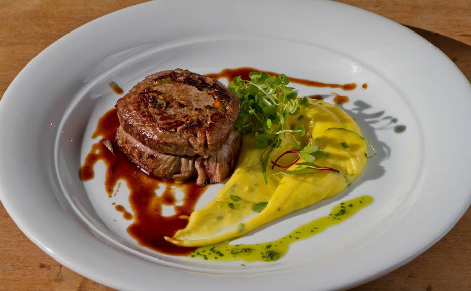 Filé Mignon recheado com cogumelos silvestres e foie gras ao molho rote e mousseline de batata salsa trufada, no<strong> restaurante Terra Madre</strong>, em Curitiba. Para mais informações, veja a foto anterior<br />  <br />  <strong>Onde:</strong> Rua Desesembargador Otávio do Amaral, 515 (Bigorrilho), Curitiba    Horário de funcionamento: das 19h às 20h e das 22h às 22h30    <strong>Telefone:</strong> (41) 3335-6070