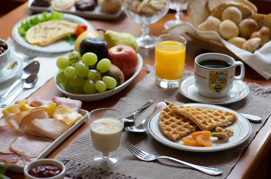 Bufê do café da manhã colonial, que ainda oferece pães caseiros e geleia da região