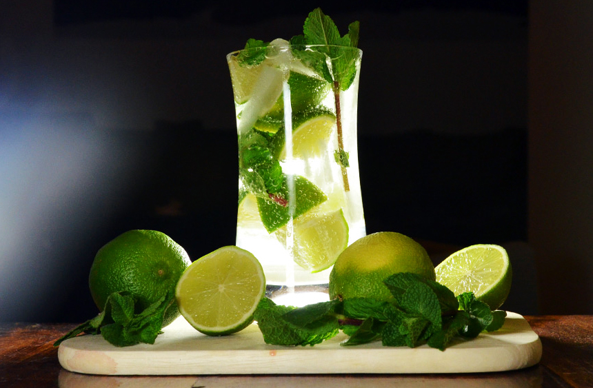 <strong>1. Mojito – <a href="https://viajeaqui.abril.com.br/paises/cuba" rel="Cuba" target="_blank">Cuba</a> </strong>                    Popular em todo Caribe – e no mundo inteiro – os cubanos reivindicam a autoria do drink que leva rum, hortelã, açúcar e suco de limão. Realmente, é perfeito para enfrentar o calor e umidade da região. O bar La “Bodeguita del Medio” em Havana era um dos favoritos do escritor Ernest Hemingway. Boêmio notório, ele teria dito “Mojito na Bodeguita e Daiquiri na Floridita”, outro bar no centro histórico da capital cubana. Não é uma tradição difícil de seguir, não é?                    <strong>Experimente em casa:</strong> em um copo alto, macere 6 folhas de hortelã com 2 colheres de açúcar e 90ml de suco de limão. Encha o copo com gelo, acrescente 120ml de rum claro e complete com água com gás.                    <a href="https://viajeaqui.abril.com.br/materias/galeria-de-fotos-catorze-motivos-para-conhecer-o-caribe" rel="+ 14 bons movitos para conhecer o Caribe" target="_blank"><strong>+ 14 bons movitos para conhecer o Caribe</strong></a>