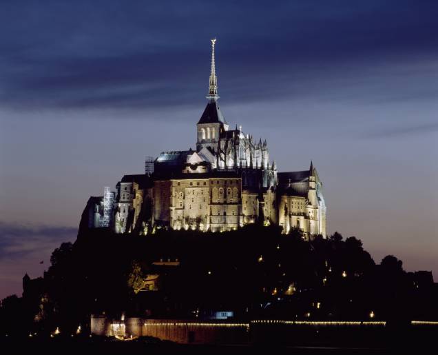O Mont Saint-Michel começa a fazer parte da história em 708 d.C, quando Aubert, bispo de Avranches, manda construir um santuário para São Miguel. Rapidamente, o monte tornou-se local de peregrinação O Mont Saint-Michel começa a fazer parte da história em 708 d.C, quando Aubert, bispo de Avranches, manda construir um santuário para São Miguel. Rapidamente, o monte tornou-se local de peregrinação