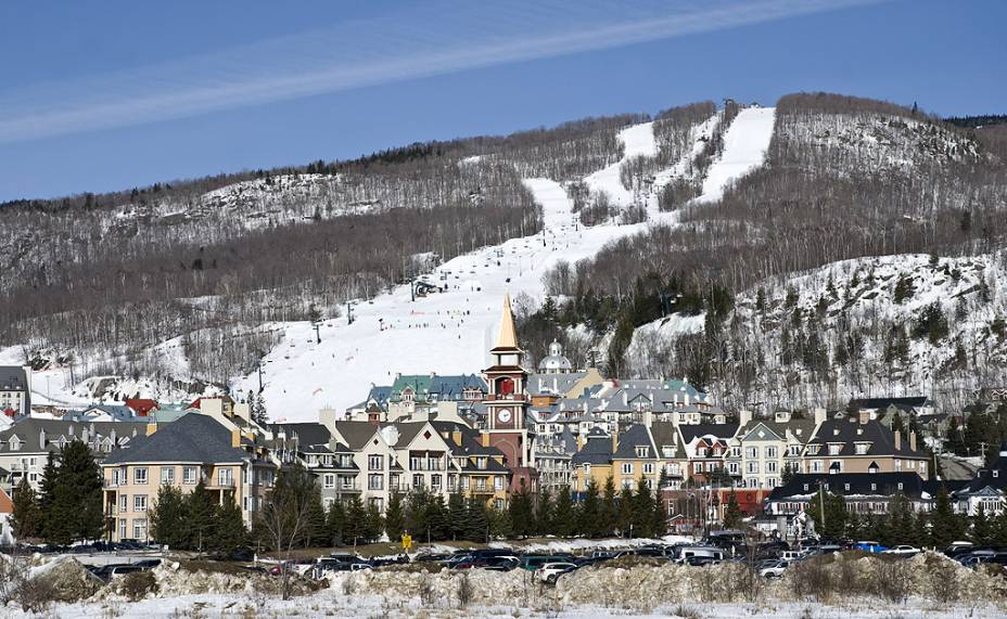 <strong>Mont Tremblant, Quebec, Canadá</strong><br />          Tremblant é um dos melhores pontos de esqui no leste canadense, com 644 metros verticais de esqui e um vilarejo planejado que parece ter sido separado da Europa. Com a abertura do primeiro teleférico em 1939, Tremblant figura como uma das primeiras áreas de esqui na América do Norte, ainda que o vilarejo estilo dos alpes franceses do século 18 não tenha sido construído na base dos teleféricos até os anos 1990.