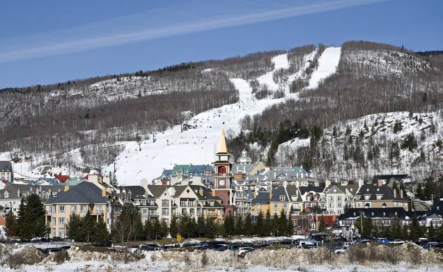 <strong>Mont Tremblant, Quebec, Canadá</strong><br /> Tremblant é um dos melhores pontos de esqui no leste canadense, com 644 metros verticais de esqui e um vilarejo planejado que parece ter sido separado da Europa. Com a abertura do primeiro teleférico em 1939, Tremblant figura como uma das primeiras áreas de esqui na América do Norte, ainda que o vilarejo estilo dos alpes franceses do século 18 não tenha sido construído na base dos teleféricos até os anos 1990. <strong>Mont Tremblant, Quebec, Canadá</strong><br /> Tremblant é um dos melhores pontos de esqui no leste canadense, com 644 metros verticais de esqui e um vilarejo planejado que parece ter sido separado da Europa. Com a abertura do primeiro teleférico em 1939, Tremblant figura como uma das primeiras áreas de esqui na América do Norte, ainda que o vilarejo estilo dos alpes franceses do século 18 não tenha sido construído na base dos teleféricos até os anos 1990.