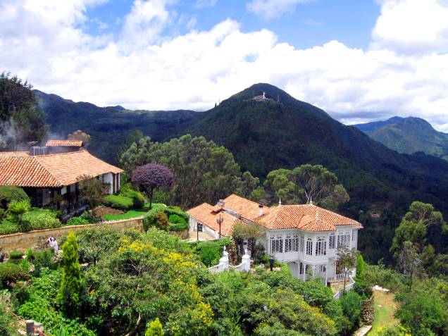 <strong><a href="https://viajeaqui.abril.com.br/cidades/colombia-bogota" rel="Bogotá" target="_self">Bogotá</a></strong> A capital e principal cidade da Colômbia tem atrações que vão além do clima cosmopolita e merecem a atenção do visitante. A Montanha Monserrate (foto) é uma delas: localizada na parte mais alta da cidade, ela oferece uma visão privilegiada e uma boa estrutura <em><a href="https://www.booking.com/city/co/bogota.pt-br.html?aid=332455&label=viagemabril-cenarios-da-colombia" rel="Veja preços de hotéis em Bogotá no Booking.com" target="_blank">Veja preços de hotéis em Bogotá no Booking.com</a></em> <strong><a href="https://viajeaqui.abril.com.br/cidades/colombia-bogota" rel="Bogotá" target="_self">Bogotá</a></strong> A capital e principal cidade da Colômbia tem atrações que vão além do clima cosmopolita e merecem a atenção do visitante. A Montanha Monserrate (foto) é uma delas: localizada na parte mais alta da cidade, ela oferece uma visão privilegiada e uma boa estrutura <em><a href="https://www.booking.com/city/co/bogota.pt-br.html?aid=332455&label=viagemabril-cenarios-da-colombia" rel="Veja preços de hotéis em Bogotá no Booking.com" target="_blank">Veja preços de hotéis em Bogotá no Booking.com</a></em>